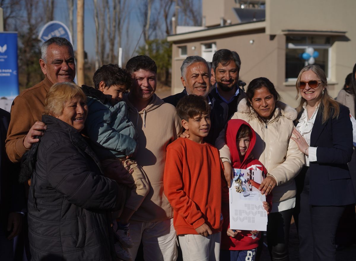 Una familia lavallina, feliz con su nueva casa, junto a las autoridades provinciales y municipales. Una familia lavallina, feliz con su nueva casa, junto a las autoridades provinciales y municipales.