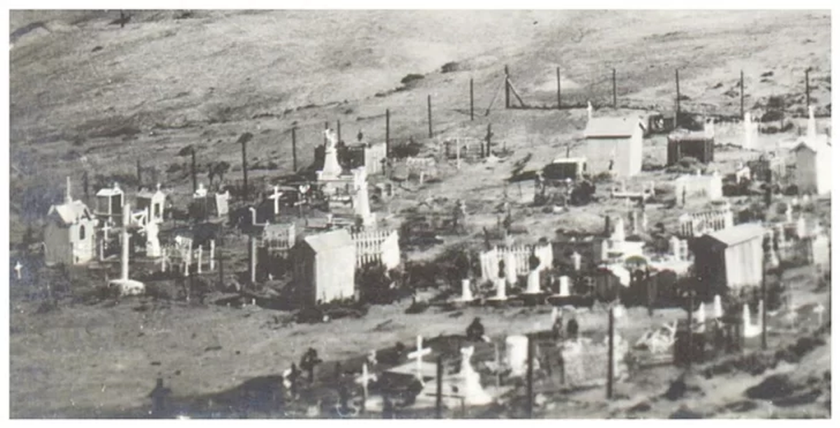 El cementerio viejo de Comodoro entre el cerro y el mar, funcionó hasta 1945. El cementerio viejo de Comodoro entre el cerro y el mar, funcionó hasta 1945.