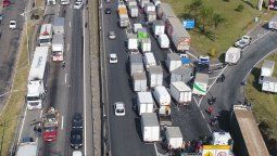 Paro de camioneros por suba del gasoil afecta la economía de Brasil