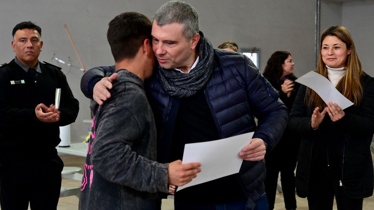 El intendente de Godoy Cruz, Diego Costarelli, saluda a uno de los internos carpinteros.