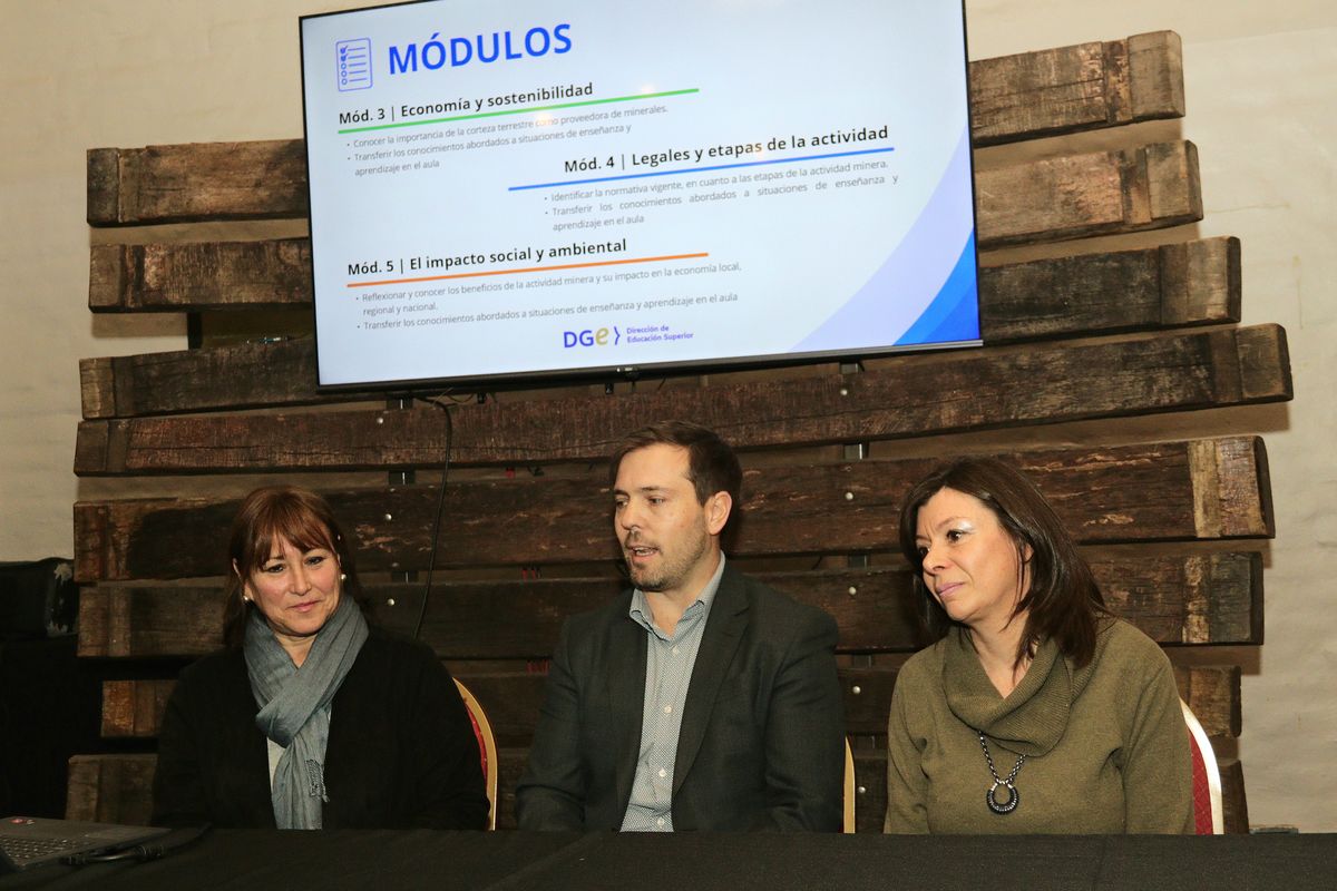 El director de Minería, Jerónimo Shantal, junto a Cecilia De Blassi, rectora del Instituto Superior Tecnológico 9-019 (izquierda) y la directora de Educación Superior, Laura Ramos destacaron la importancia de esta instancia para la formación docente. El director de Minería, Jerónimo Shantal, junto a Cecilia De Blassi, rectora del Instituto Superior Tecnológico 9-019 (izquierda) y la directora de Educación Superior, Laura Ramos destacaron la importancia de esta instancia para la formación docente.