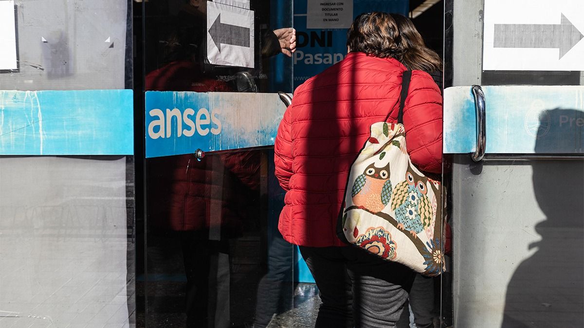 ANSES confirmó a los grupos que van a cobrar el bono de Milei en mayo