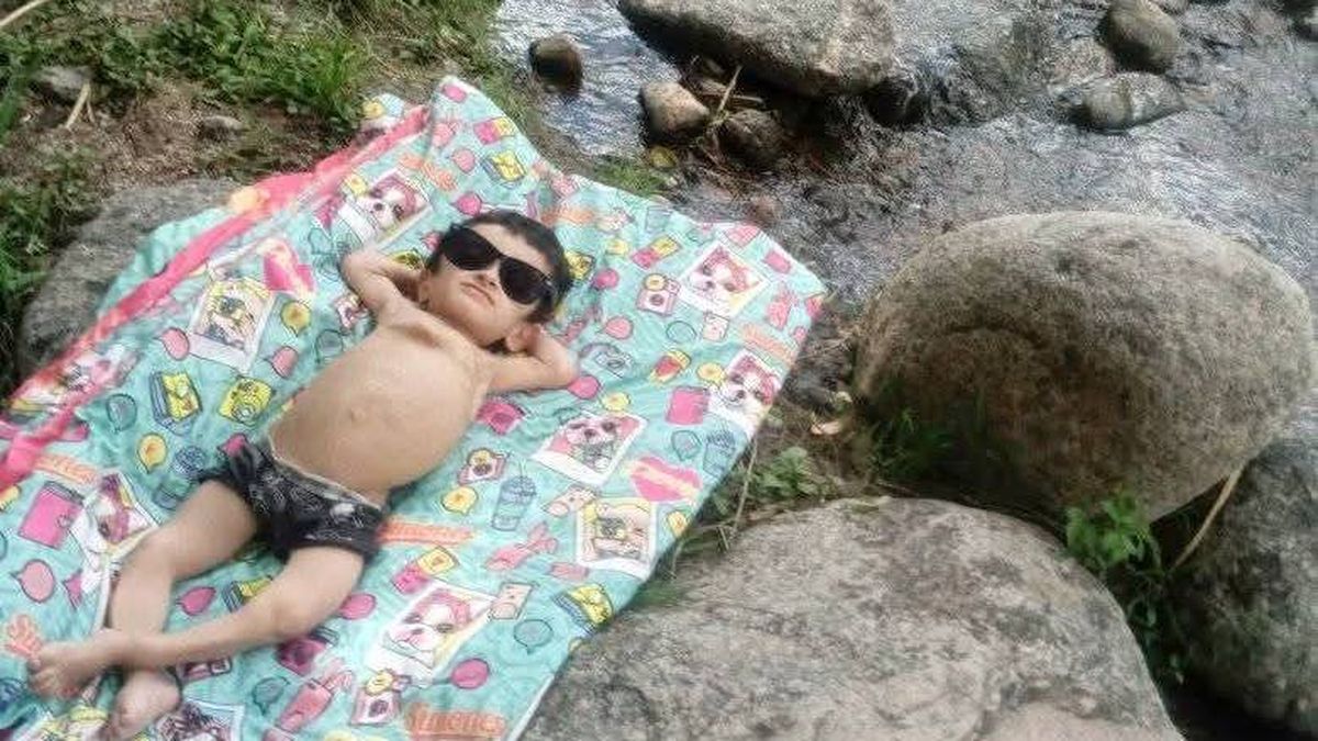 Esteban adora salir a hacer picnics con su familia numerosa. Se pone lentes y pide que le tomen fotos. Esteban adora salir a hacer picnics con su familia numerosa. Se pone lentes y pide que le tomen fotos.