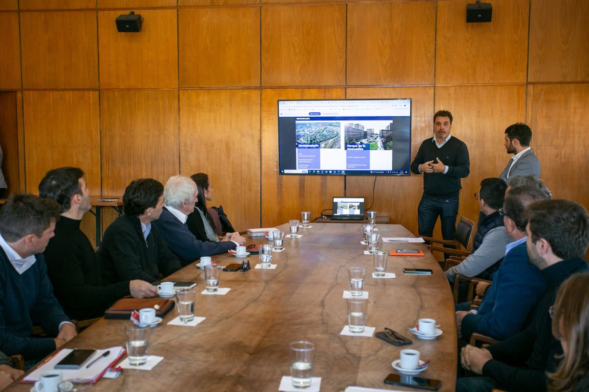 Funcionarios explicaron a los empresarios interesados cómo se realizará la subasta de los terrenos para la construcción de la Estación Mendoza. Funcionarios explicaron a los empresarios interesados cómo se realizará la subasta de los terrenos para la construcción de la Estación Mendoza.