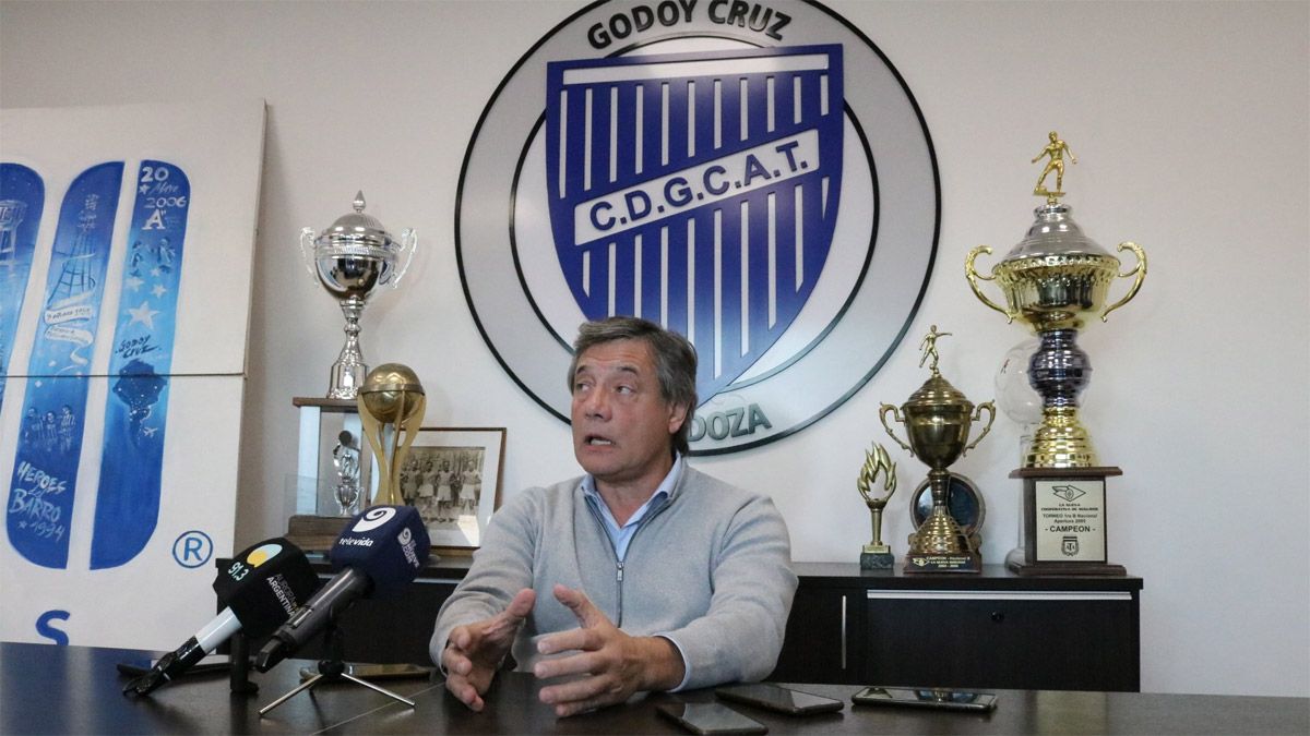 Diego Flores apuntó contra el vicepresidente Alejandro Chapini, en la conferencia, tras el empate ante Tigre.