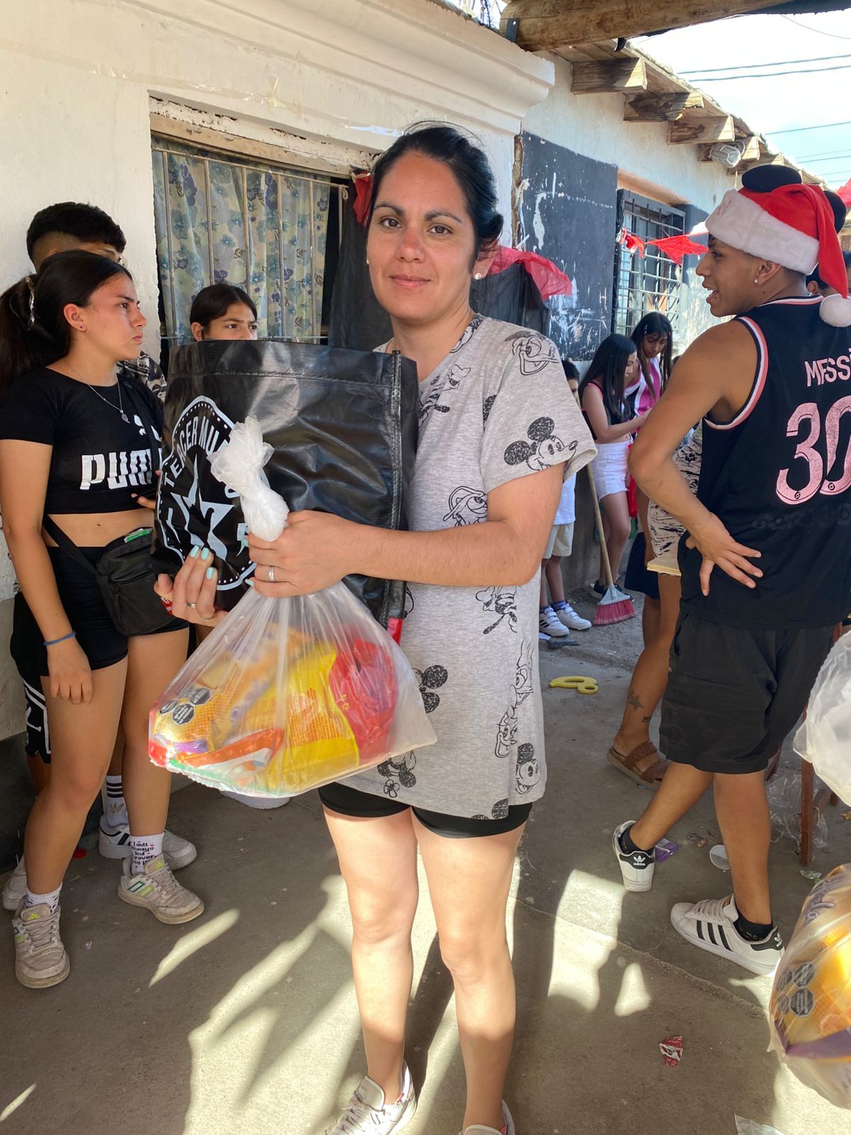 Gracias a la articulaci&oacute;n entre Fundaci&oacute;n Grupo Am&eacute;rica, Tadicor y la Reina Nacional de la Vendimia m&aacute;s de 80 familias podr&aacute;n esta Navidad disfrutar de una mesa dulce navide&ntilde;a.