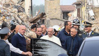 Vení, pasá Francisco: el Papa visitó por sorpresa zona afectada por sismo en Italia
