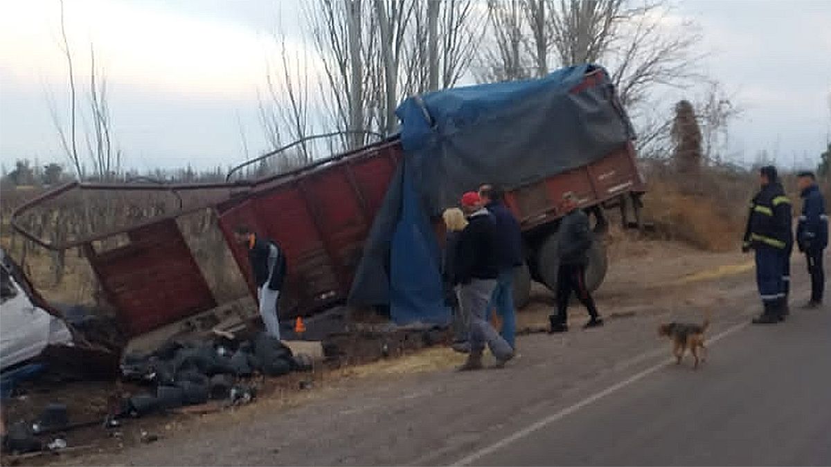 Accidente en Junín: el camión finalizó dentro de un zanjón.