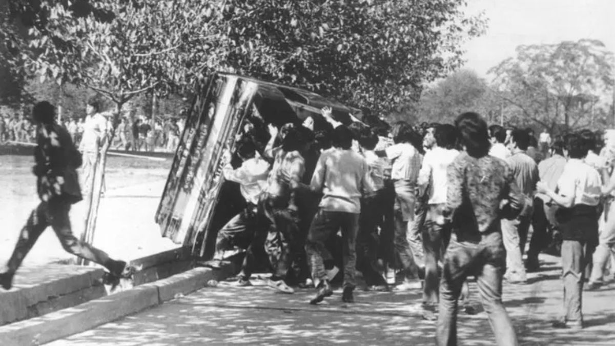 Muchos recuerdan las muestras de bronca de los manifestantes en Casa de Gobierno, donde en las playas de estacionamiento se quemaron autos y se atacó a piedrazos al propio edificio gubernamental.