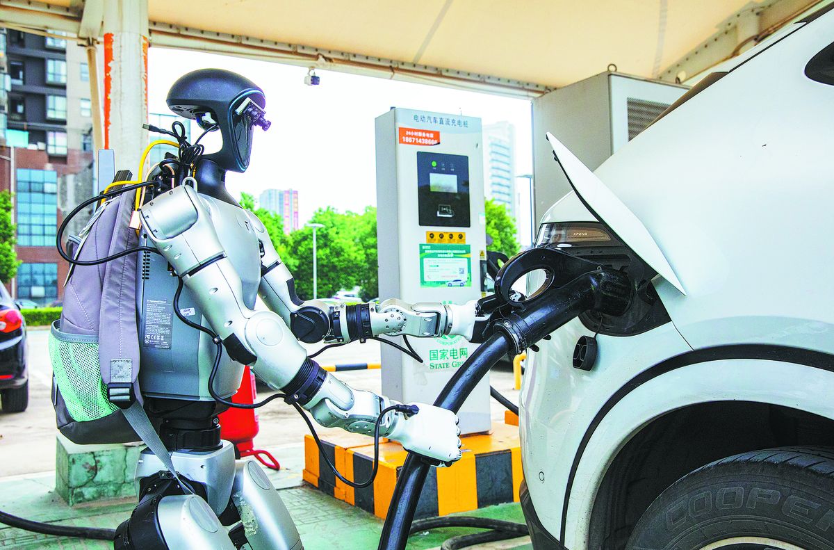 Un robot ayuda a cargar un vehículo de nueva energía en una estación de carga en Huangshi, provincia de Hubei, en septiembre. ZHOU WEI / PARA CHINA DAILY.