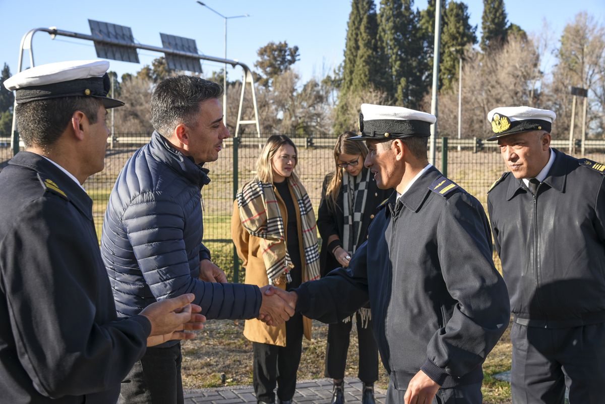 Calvente y autoridades de la Armada acordaron brindar oportunidades a los jóvenes de entre 17 y 24 años que quieran sumarse a estas fuerzas militares. Calvente y autoridades de la Armada acordaron brindar oportunidades a los jóvenes de entre 17 y 24 años que quieran sumarse a estas fuerzas militares.