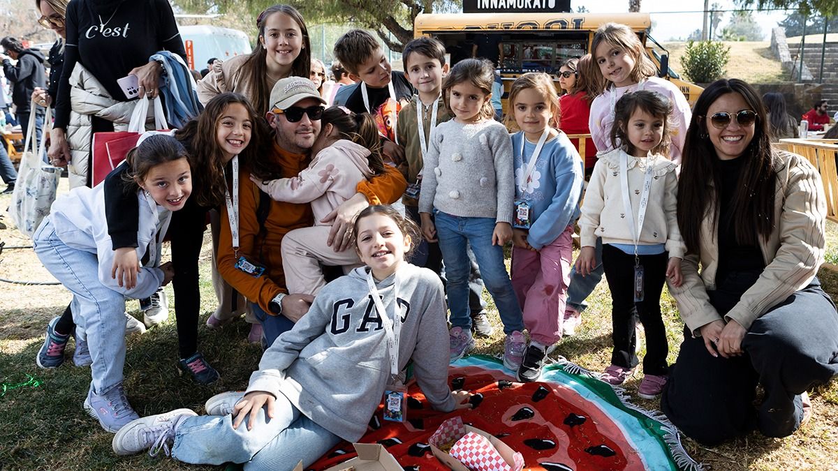 Picnic familiar en un rincón del sector de foodtrucks. Picnic familiar en un rincón del sector de foodtrucks.