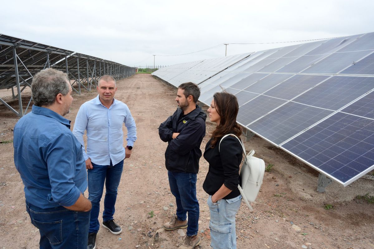 El parque solar está emplazado en el Oeste de Godoy Cruz, en la zona conocida como el ex pozo. Fue un basural a cielo abierto. El parque solar está emplazado en el Oeste de Godoy Cruz, en la zona conocida como el ex pozo. Fue un basural a cielo abierto.