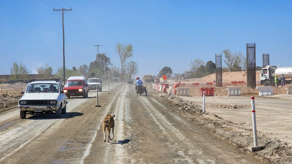 Por los autos y el camino de tierra parece una imagen de hace muchos años. Pero no: es actual. Se trata de uno de los desvíos en la doble vía Mendoza-San Juan, primer tramo.