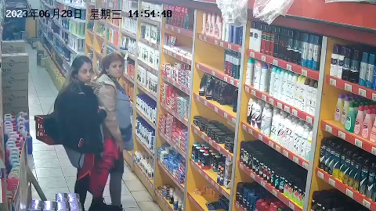 El hecho ocurrió en un supermercado chino de José C. Paz y las mecheras fueron captadas por las cámaras de seguridad.