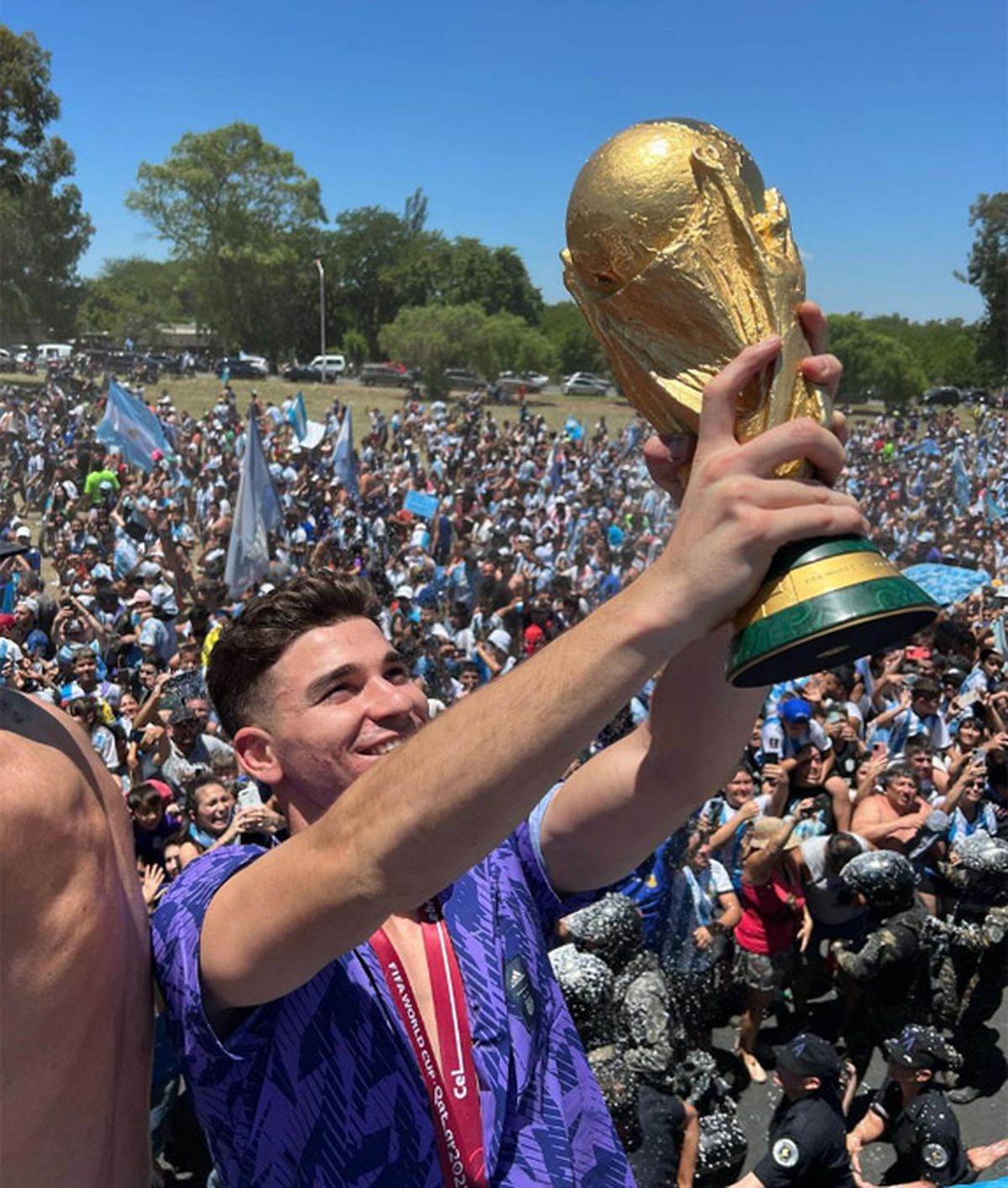 Julián Álvarez no se cansó de festejar la conquista del Mundial Qatar 2022 con la Selección argentina.