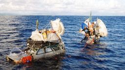 Transformaron 2 coches en barcos para cumplir el deseo de su padre: navegaron en el océano 119 días Transformaron 2 coches en barcos para cumplir el deseo de su padre: navegaron en el océano 119 días