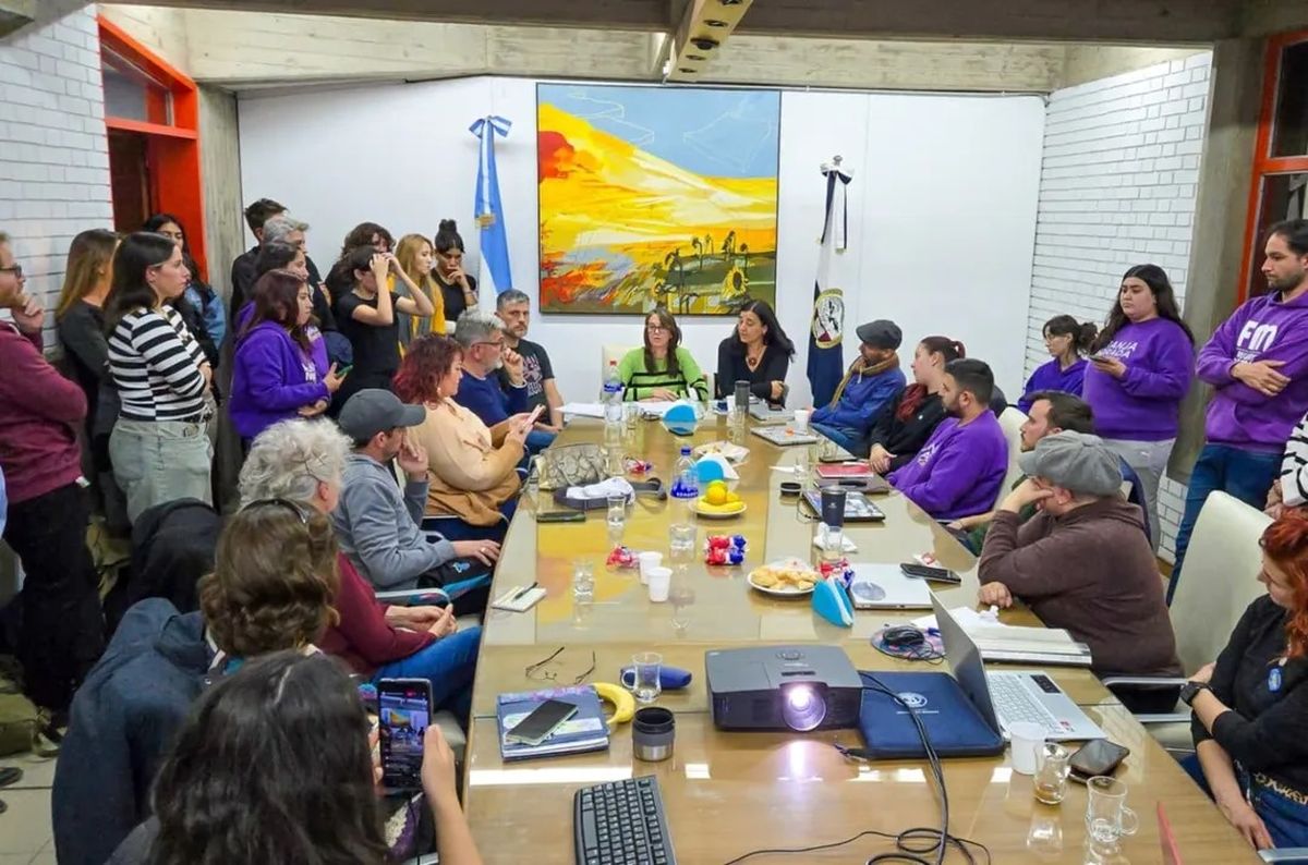 El Consejo Directivo de la Facultad de Ciencias Políticas y Sociales de la UNCuyo aprobó la reforma del plan de estudio de la carrera. El Consejo Directivo de la Facultad de Ciencias Políticas y Sociales de la UNCuyo aprobó la reforma del plan de estudio de la carrera.