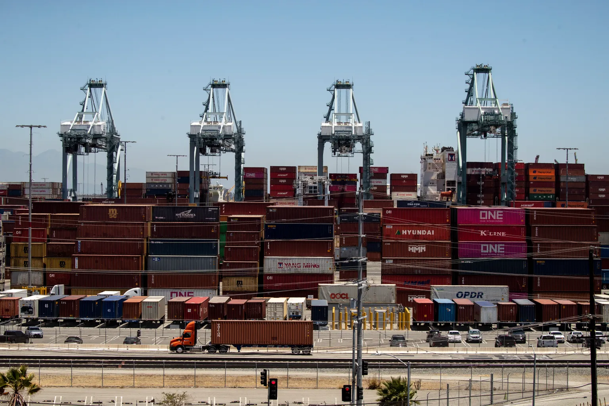 Vista de una jornada de trabajo en el puerto de Los Ángeles en Estados Unidos, en una fotografía de archivo. Crédito: EFE/Etienne Laurent. Vista de una jornada de trabajo en el puerto de Los Ángeles en Estados Unidos, en una fotografía de archivo. Crédito: EFE/Etienne Laurent.