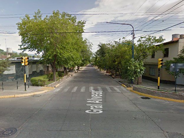 Revuelo en Alvear por un hombre que caminaba desnudo por la calle