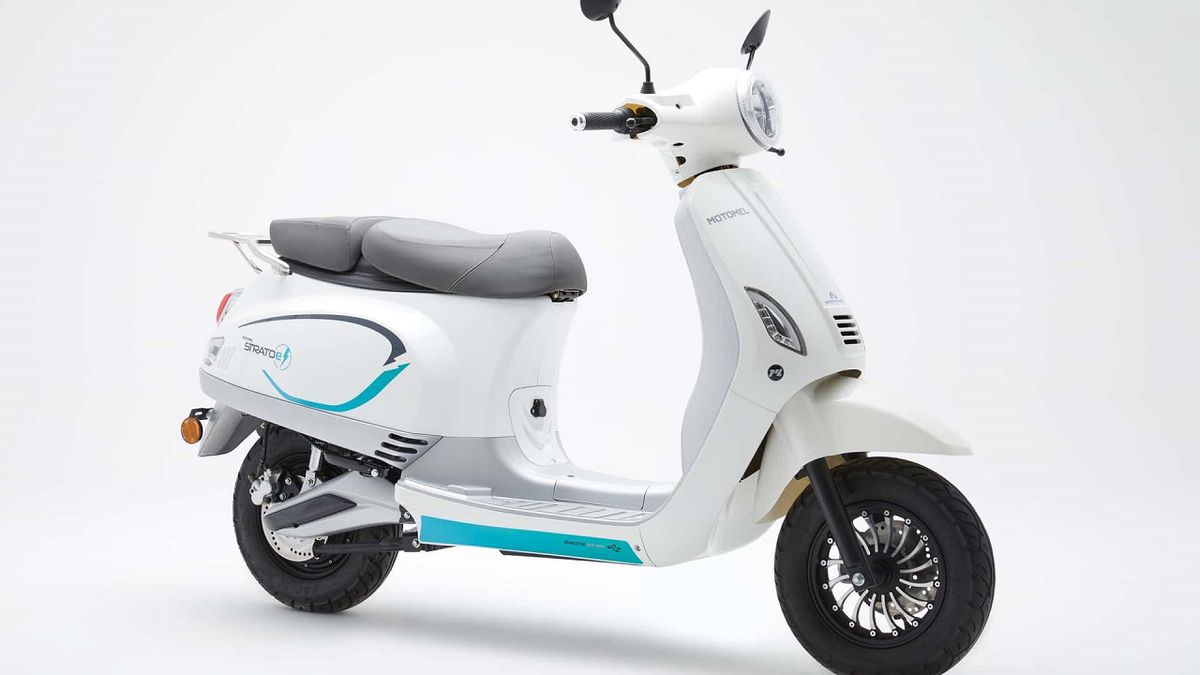 La moto eléctrica es un scooter STRATOe, un modelo con diseño retro actualizado y más tecnología. La moto eléctrica es un scooter STRATOe, un modelo con diseño retro actualizado y más tecnología.