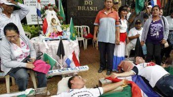 Extremo: se crucifican en Paraguay frente a la embajada de Brasil
