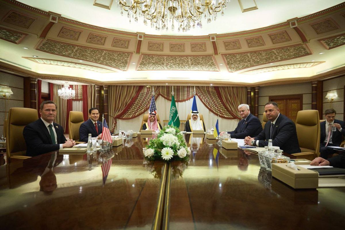 Una delegaci&oacute;n ucraniana de alto nivel se reuni&oacute; en la ciudad saud&iacute; de Yeda con representantes de Estados Unidos, en el primer encuentro que se celebr&oacute; el 18 de marzo en Arabia Saud&iacute; entre dirigentes de ambos pa&iacute;ses en el marco de los esfuerzos de Washington por impulsar una negociaci&oacute;n entre Mosc&uacute; y Kiev. Cr&eacute;dito: EFE/ Oficina Presidencial de Ucrania.
