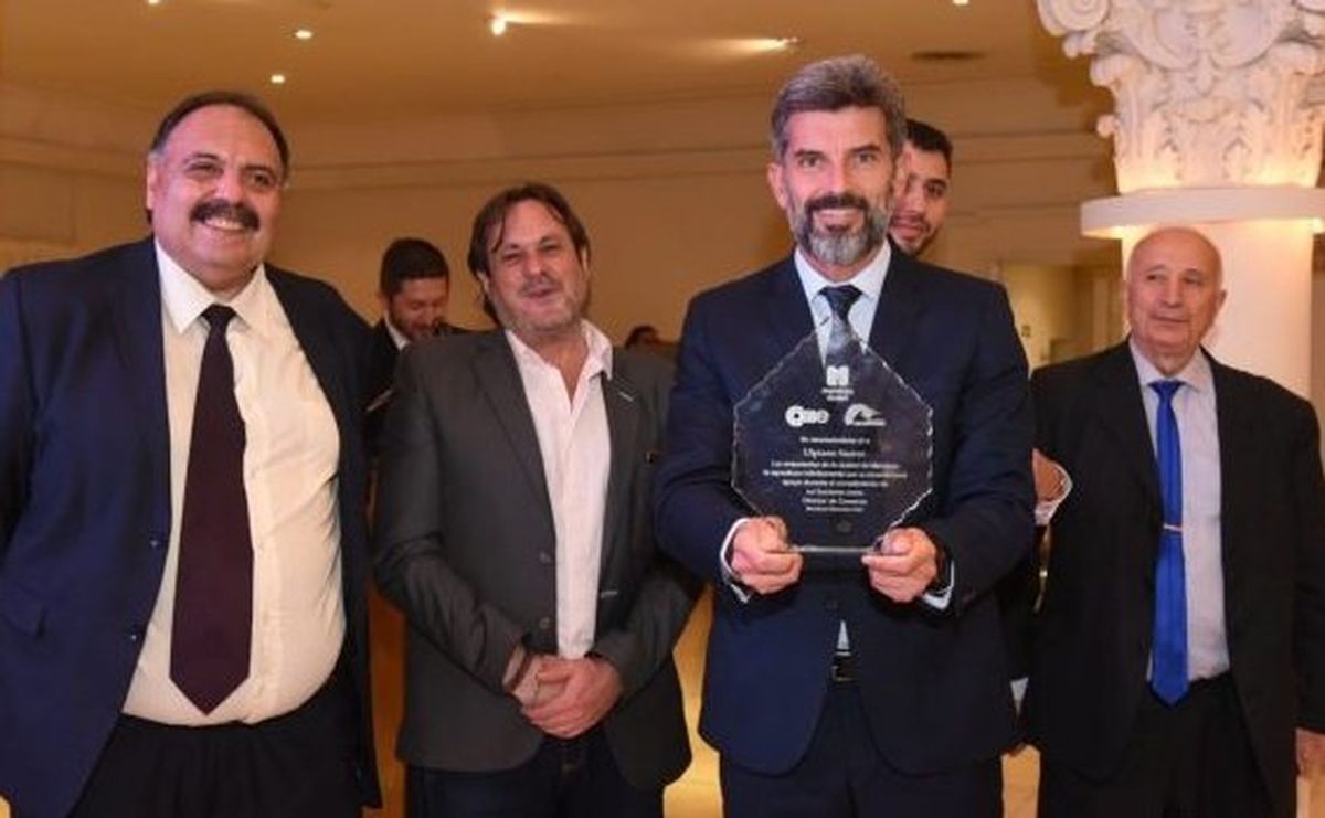 Ulpiano Suarez recordó a Cairone con esta foto en la que también aparece el dirigente de la Cecitys, Adrián Alín. Ulpiano Suarez recordó a Cairone con esta foto en la que también aparece el dirigente de la Cecitys, Adrián Alín.