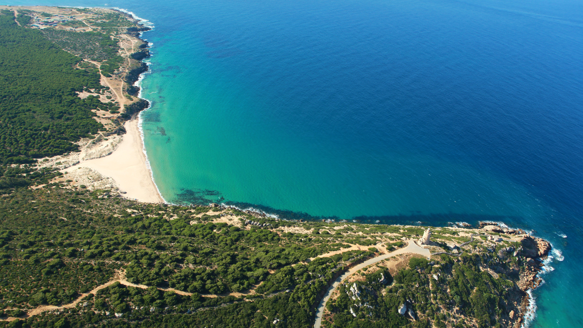 Esta playa es una de las más hermosas de España por su agua turquesa y arena fina.