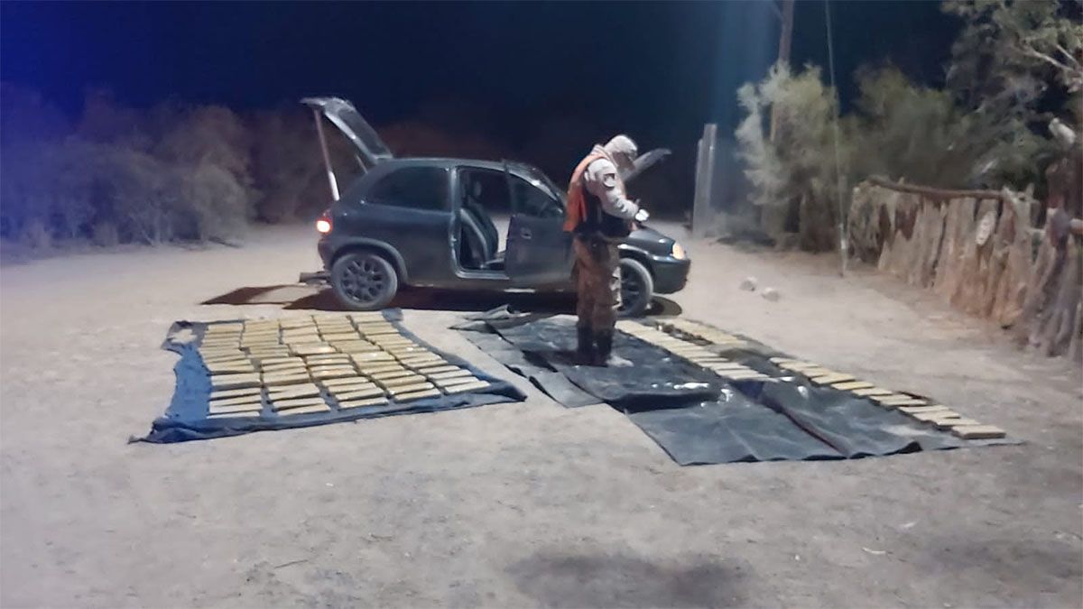 Luego del hallazgo de los 135 paquetes, el conductor del auto dijo que se trataba de marihuana.