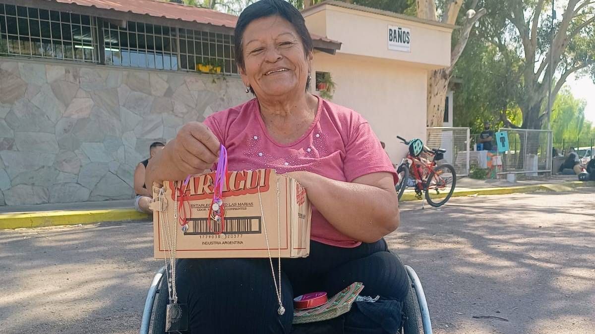 Zulma Ocampo llegó desde Santiago del Estero. Pasó la noche en la terminal y llegó este martes a vender pulseras. Zulma Ocampo llegó desde Santiago del Estero. Pasó la noche en la terminal y llegó este martes a vender pulseras.