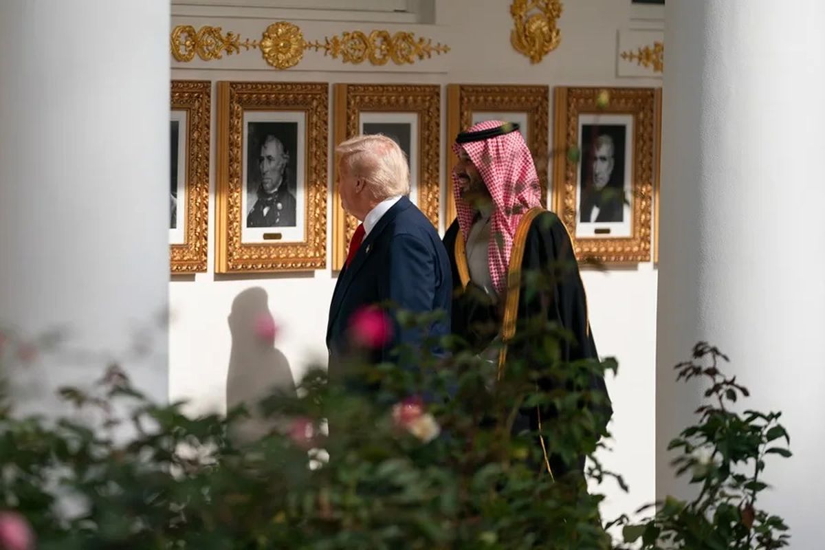 El presidente de Estados Unidos, Donald Trump, camina junto al pr&iacute;ncipe heredero saud&iacute;, Mohammed bin Salm&aacute;n, por los pasillos de la Casa Blanca. Cr&eacute;dito: EFE/ Nathan Howard.