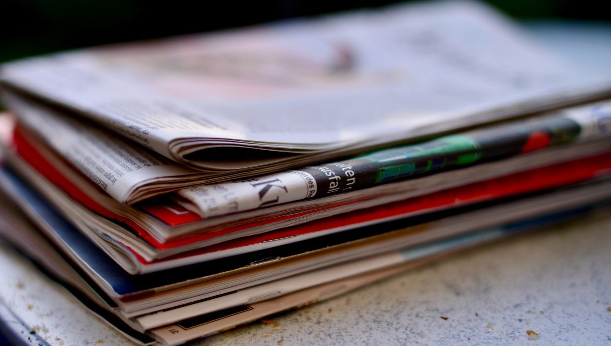 Usando revistas y diarios viejos podrás crear un hermoso banderín para decorar tu casa