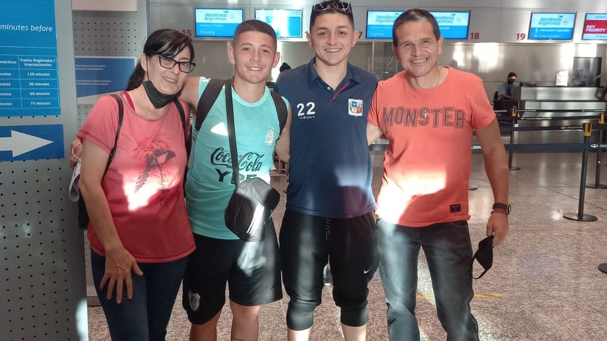 Alejo Cerdá posa con su familia.