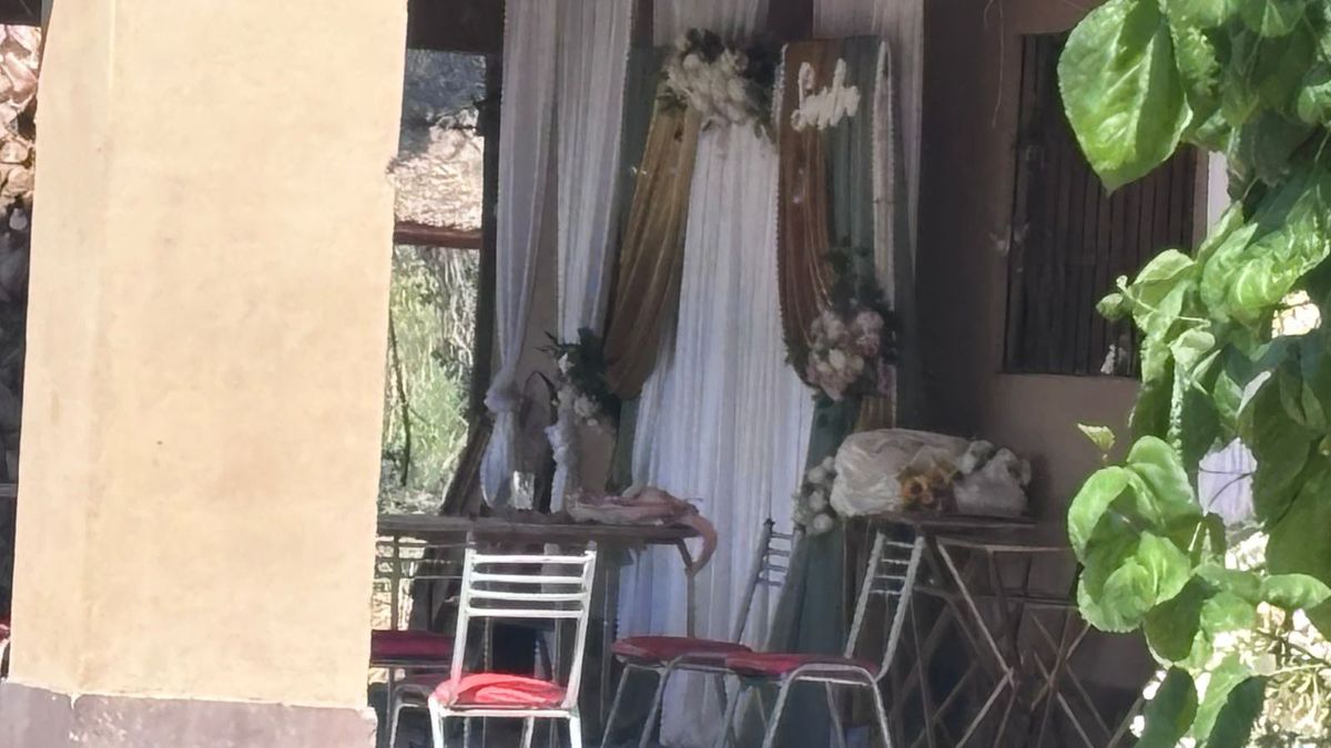 En el lugar había una estructura utilizada en cumpleaños que llevaba el nombre de Sandra. En el lugar había una estructura utilizada en cumpleaños que llevaba el nombre de Sandra.