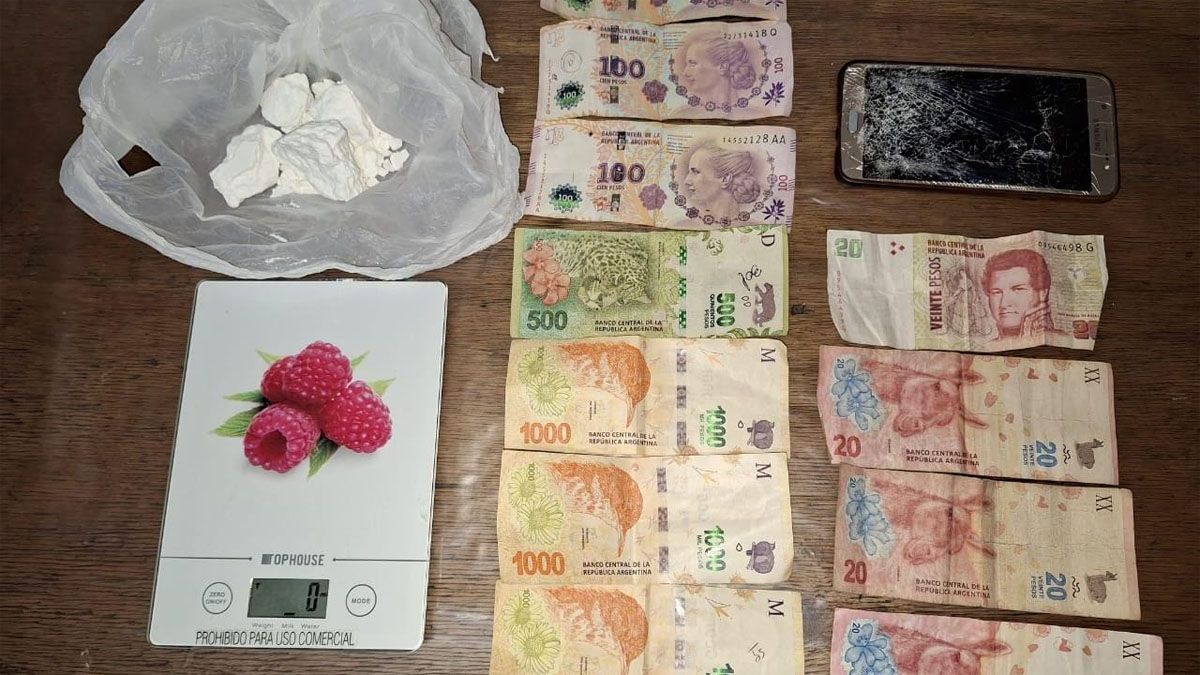 El hombre intentó escapar cuando vio a la Policía en el barrio Las Viñas, de Las Heras. En su mochila llevaba 100 gramos de cocaína, una balanza y dinero.