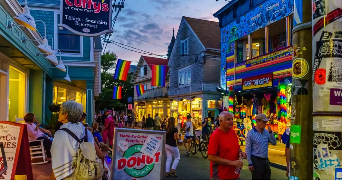 La combinación única de historia, arte y apertura cultural ha convertido a Provincetown en un destino que trasciende el típico encanto de una ciudad costera.