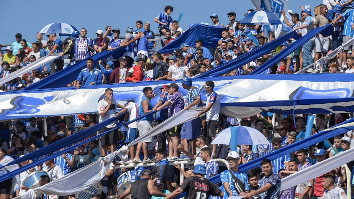 Pese al horario, los hinchas del Tomba acompañaron al equipo