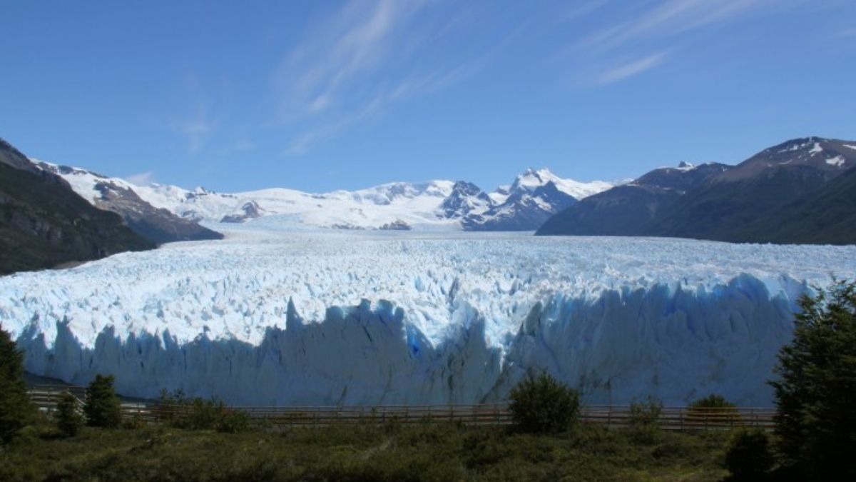 El glaciar Perito Moreno, a unos 170 km al oeste de la represa Néstor Kirchner, forma parte del Campo de Hielo Patagónico Sur, la tercera mayor reserva de hielo del planeta. El glaciar ha estado retrocediendo en los últimos años, lo que indica que está experimentando cierta vulnerabilidad (Imagen: Fundación Vida Silvestre) El glaciar Perito Moreno, a unos 170 km al oeste de la represa Néstor Kirchner, forma parte del Campo de Hielo Patagónico Sur, la tercera mayor reserva de hielo del planeta. El glaciar ha estado retrocediendo en los últimos años, lo que indica que está experimentando cierta vulnerabilidad (Imagen: Fundación Vida Silvestre)