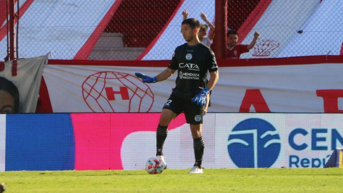 Juan Espínola tuvo una gran actuación en el arco del Tomba.