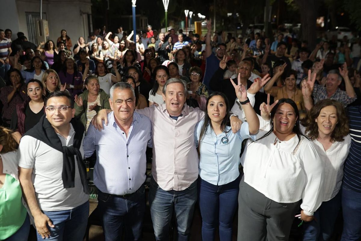 Emir F&eacute;lix junto al intendente de Lavalle, Edgardo Gonz&aacute;lez, en medio de la campa&ntilde;a para posicionar a los candidatos del PJ en estas elecciones legislativas.