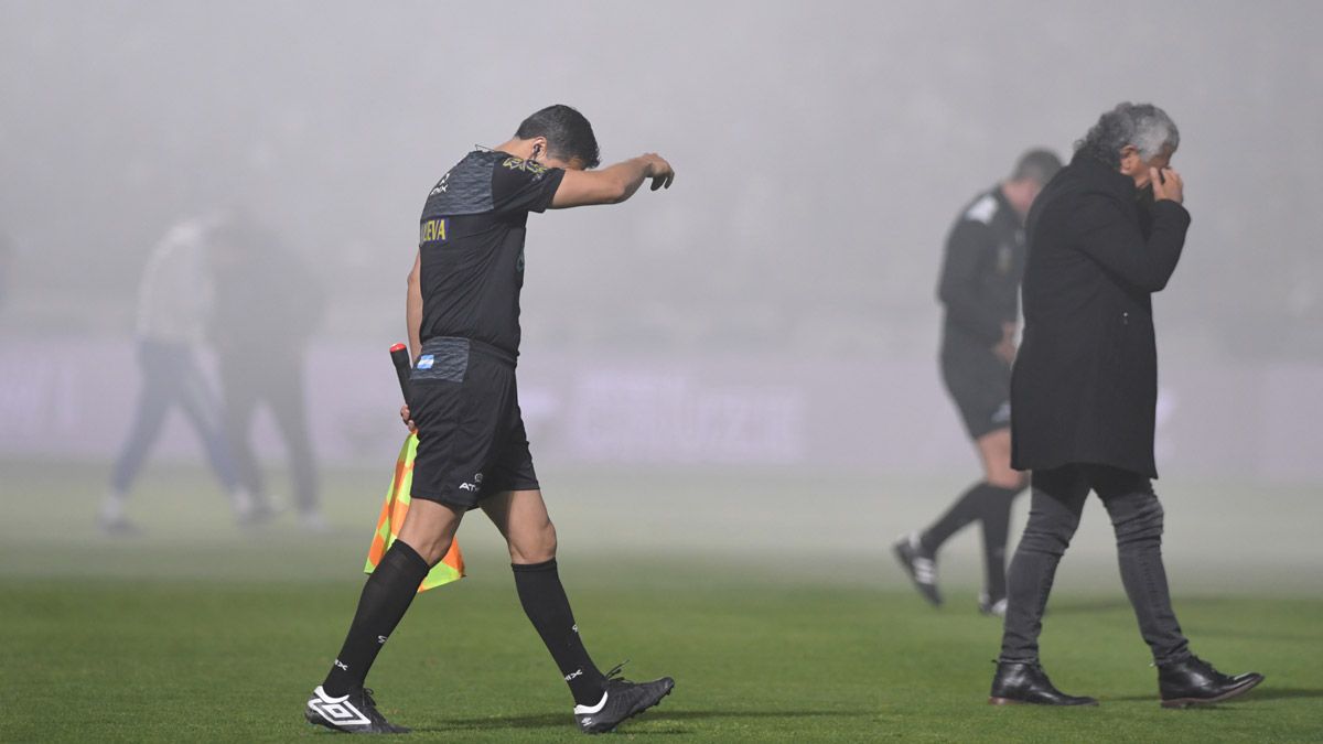 Néstor Gorosito debió salir de la cancha de Gimnasia La Plata en medio de los gases