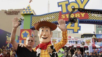 Tom Hanks le envió un gran regalo a un niño que sufre bullying por coronavirus: 