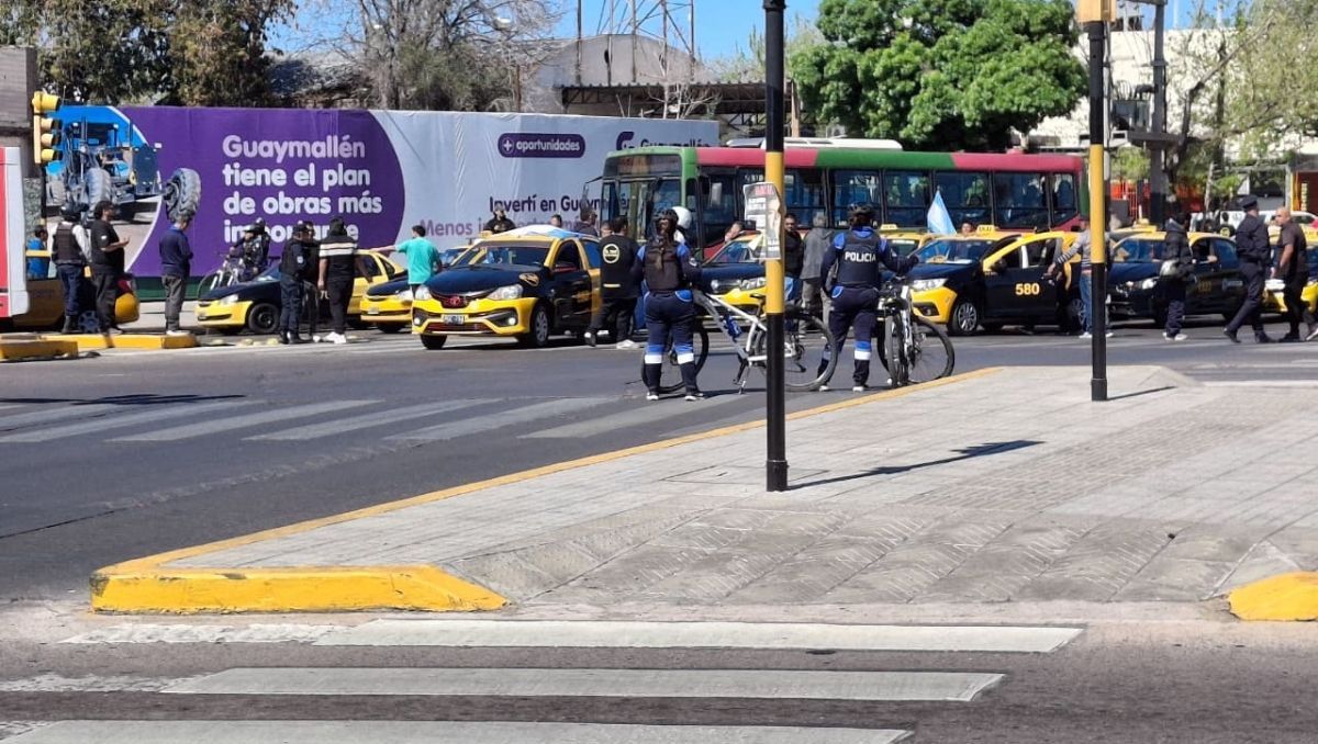 Los taxistas reclamaron más control por la superpoblación de remises truchos. Los taxistas reclamaron más control por la superpoblación de remises truchos.