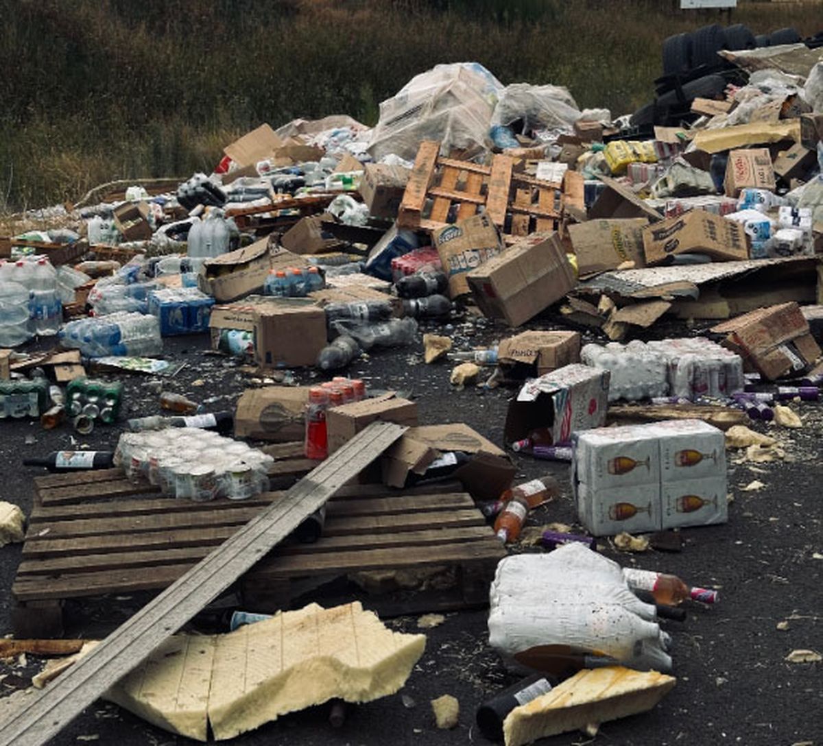 La Policía intentó frenar la actividad delictiva pero el numeroso grupo se hizo con algunas cosas. La Policía intentó frenar la actividad delictiva pero el numeroso grupo se hizo con algunas cosas.