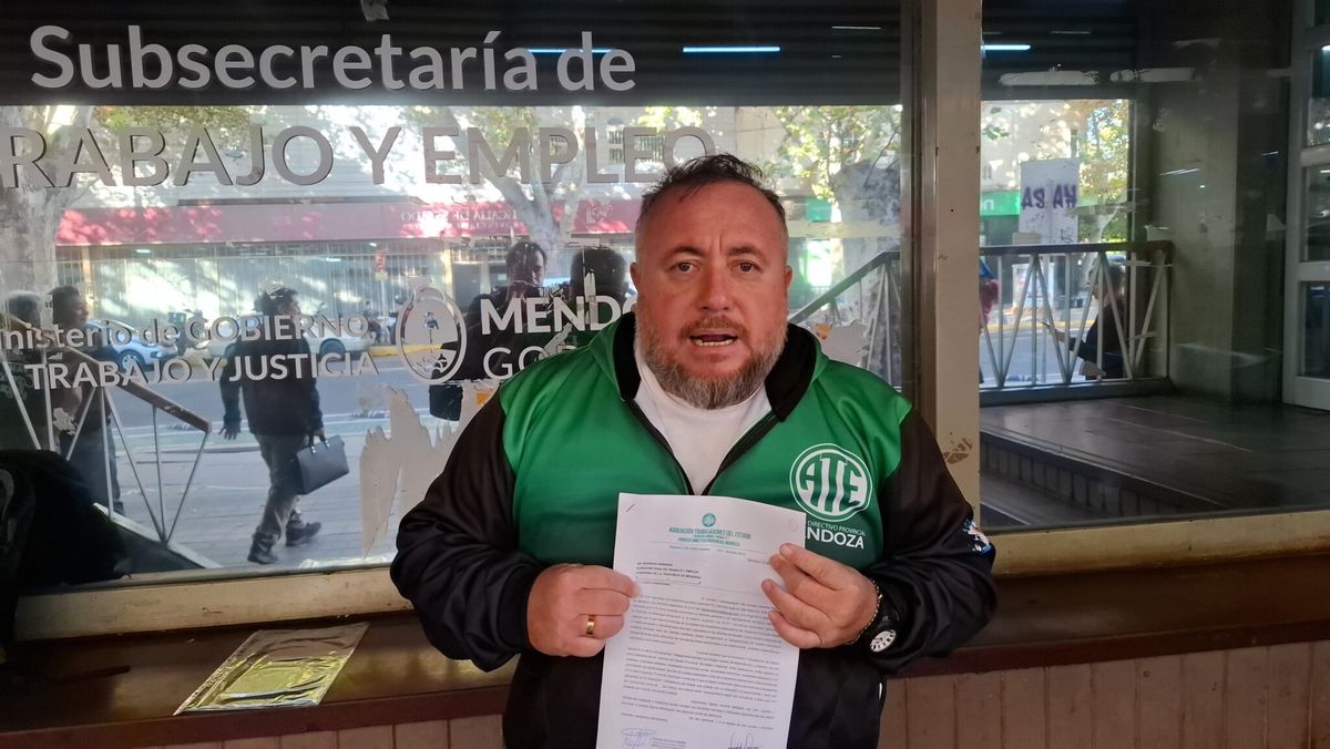 Roberto Macho muestra el lsitado del personal contratado que ATE pretende que pase a planta permanente. Roberto Macho muestra el lsitado del personal contratado que ATE pretende que pase a planta permanente.