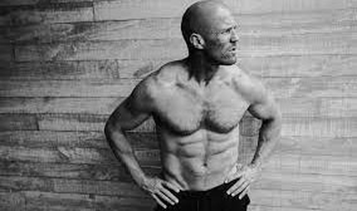 Jason Statham tiene un cuerpo atlético gracias al ejercicio y una cuidadosa dieta. Jason Statham tiene un cuerpo atlético gracias al ejercicio y una cuidadosa dieta.