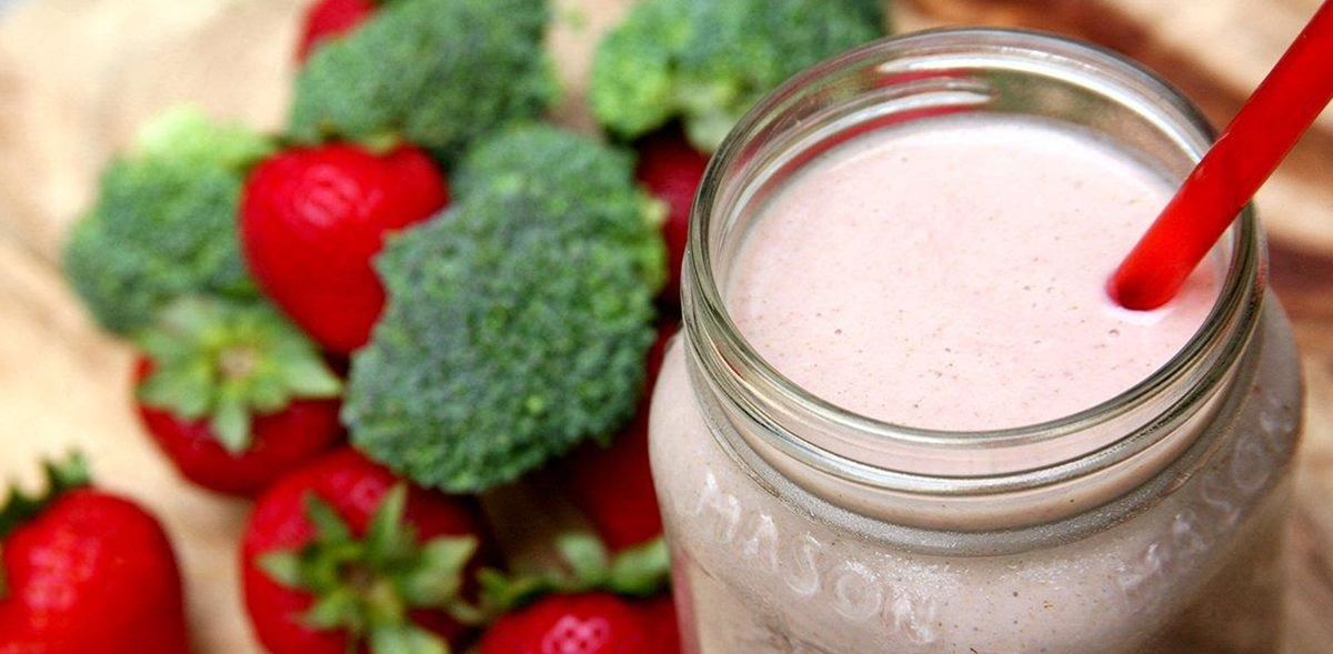 A continuación, te dejamos una receta que incluye fresas, brócoli, yogur y demás. Imagen de Pixabay. A continuación, te dejamos una receta que incluye fresas, brócoli, yogur y demás. Imagen de Pixabay.