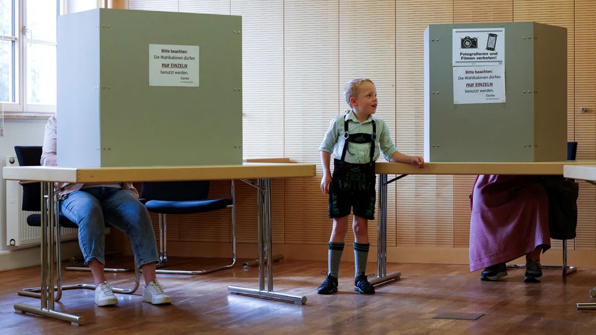 Un niño vestido con el traje tradicional de Bavaria en un colegio electoral del pueblo de Eberfing, Alemania.&nbsp;
