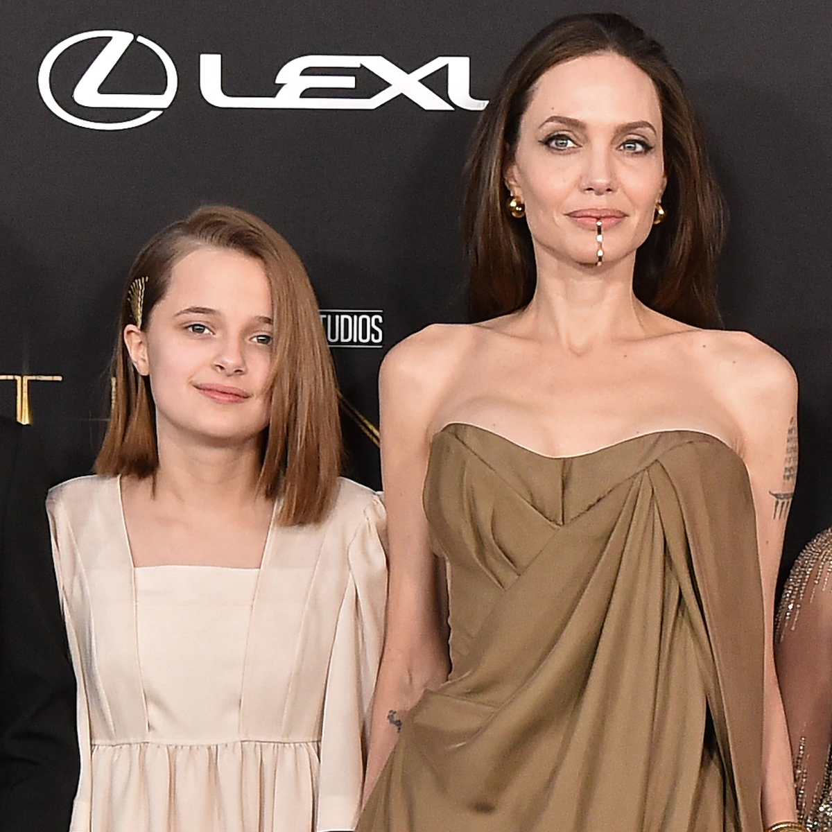 Angelina Jolie y su hija menor con Brad Pitt, Vivienne. Angelina Jolie y su hija menor con Brad Pitt, Vivienne.